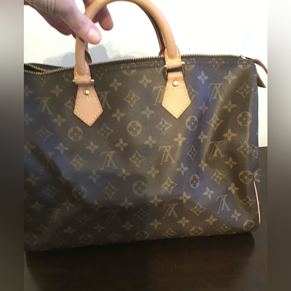 Absolutely Gorgeous & Authentic Louis Vuitton Monogram Speedy 35
